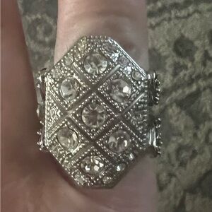 Elegant Silver Diamond-Patterned Ring